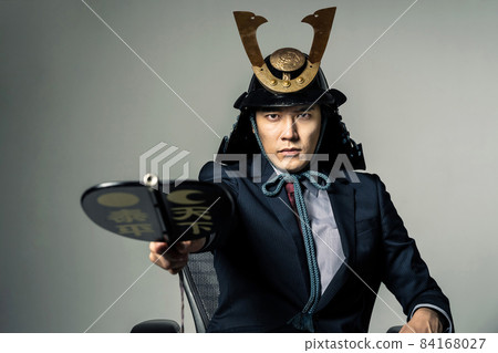 一個戴著頭盔，揮舞著槍白的商人 84168027
