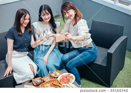 在屋頂開派對的女人（自拍） 84168348