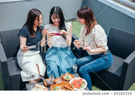 在屋頂開派對的婦女(智能手機) 在屋頂開派對的婦女(智能手機) 84168354