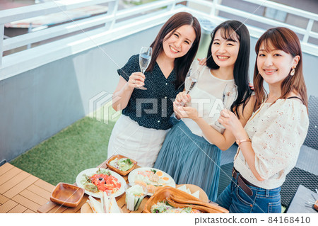 Women having a party on the roof (champagne) Women having a party on the roof (champagne) 84168410