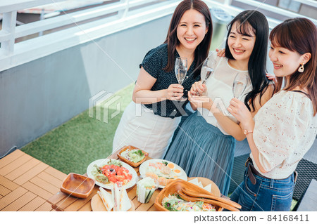 Women having a party on the roof (champagne) Women having a party on the roof (champagne) 84168411