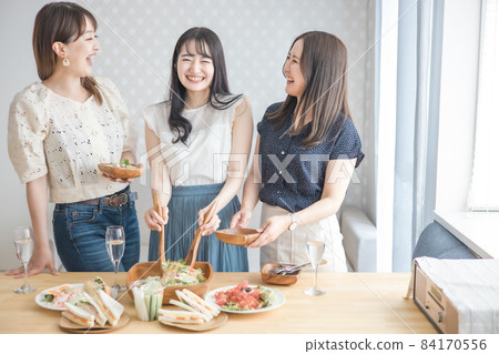 在家聚會的女性(尤其是沙拉) 在家聚會的女性(尤其是沙拉) 84170556