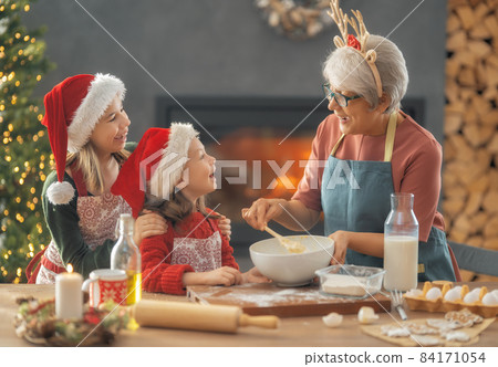 Cooking Christmas food Cooking Christmas food 84171054