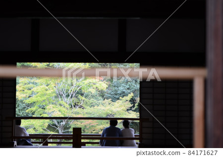 兩個人看京都天龍寺嵐山的借景 兩個人看京都天龍寺嵐山的借景 84171627