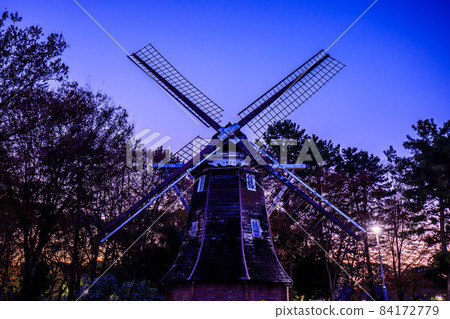 名古屋市名城公園荷蘭風車夜景 84172779