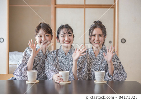 來溫泉旅行的女性朋友（看鏡頭，房間，3人） 84173323