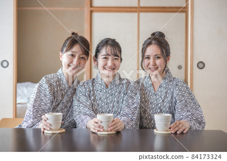 來溫泉旅行的女性朋友（看鏡頭，房間，3人） 84173324