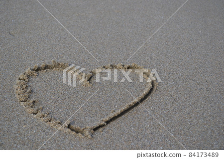 Heart in the sand Heart in the sand 84173489