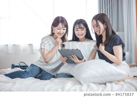 Women using tablet PCs while traveling (app) Women using tablet PCs while traveling (app) 84173837