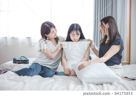 A woman who consults about worries at a girls-only gathering (worries) A woman who consults about worries at a girls-only gathering (worries) 84173853