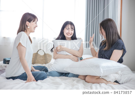 婦女（床位）到達其旅行住宿地 84173857