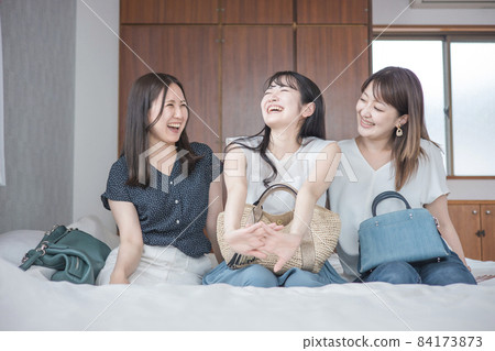 Women (beds) arriving at their travel accommodation Women (beds) arriving at their travel accommodation 84173873