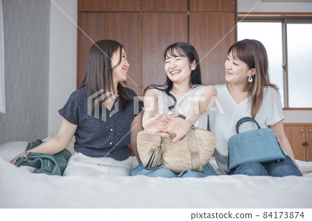 Women (beds) arriving at their travel accommodation Women (beds) arriving at their travel accommodation 84173874