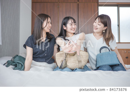 Women (beds) arriving at their travel accommodation Women (beds) arriving at their travel accommodation 84173876