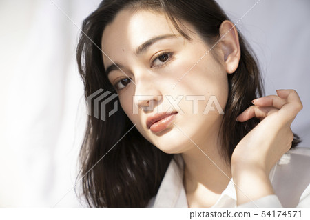 Portrait of a woman in the sunshine 84174571