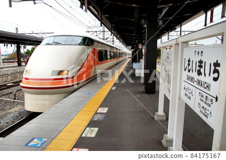 Fork to Nikko / Kinugawa ... Tobu Limited Express "Spacia" Nikko / Shimoimaichi Station 84175167