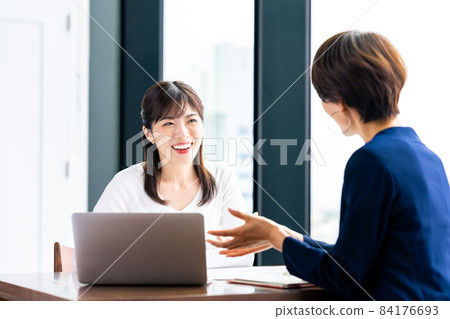 Middle-aged woman receiving business Middle-aged woman receiving business 84176693