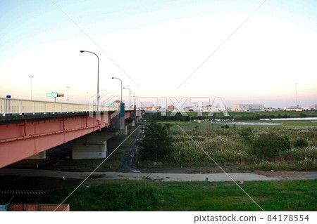 Arakawa riverbed before sunset Sasame Bridge 84178554