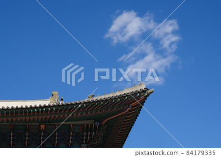 Jeopsang on the roof of Geunjeongjeon Hall in Gyeongbokgung Palace Jeopsang on the roof of Geunjeongjeon Hall in Gyeongbokgung Palace 84179335