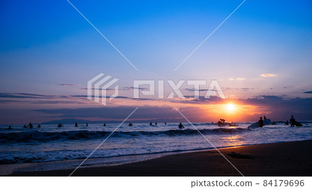 湘南海藍天、日落和衝浪者 湘南海藍天、日落和衝浪者 84179696