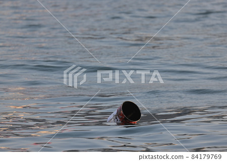 Can in sea, the Water pollution problem 13 Nov 2021 84179769