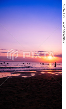 湘南海藍天、日落和衝浪者垂直位置 84179797