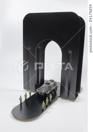 a mini of figure army across the bookend a mini of figure army across the bookend 84179854