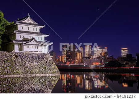 名古屋城西南角的燈塔和名古屋站摩天大樓的遠景 84181237