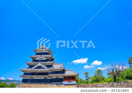 Scenery of Matsumoto City, a national treasure Matsumoto Castle 84181964