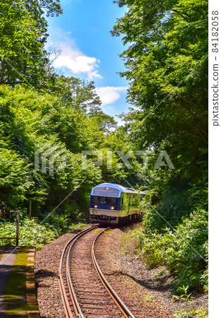 Summer scenery of Tonohetsuri Station on the Aizu Railway Tower in Minamiaizu, Fukushima Prefecture 84182058