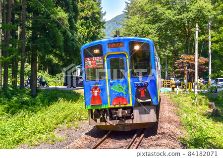 Summer scenery of Tonohetsuri Station on the Aizu Railway Tower in Minamiaizu, Fukushima Prefecture 84182071