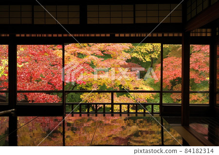 從2樓松陰望去，抄經台的倒影很美 84182314