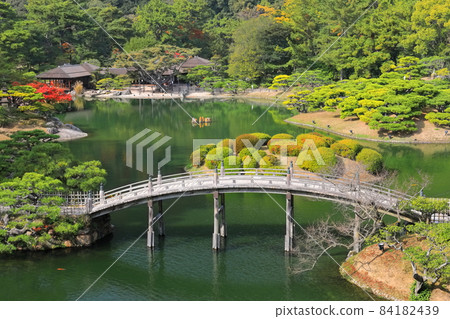 [Kagawa Prefecture] Engetsu Bridge and Kikugetsutei in Ritsurin Garden 84182439