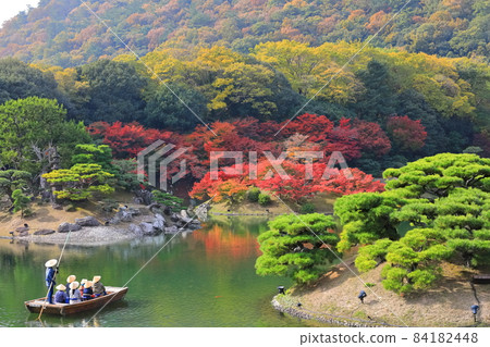 [Kagawa Prefecture] Autumn leaves and Japanese boats in Ritsurin Garden (Fugan and Fusho) 84182448