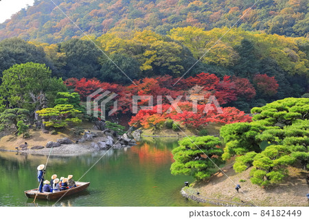 [Kagawa Prefecture] Autumn leaves and Japanese boats in Ritsurin Garden (Fugan and Fusho) 84182449