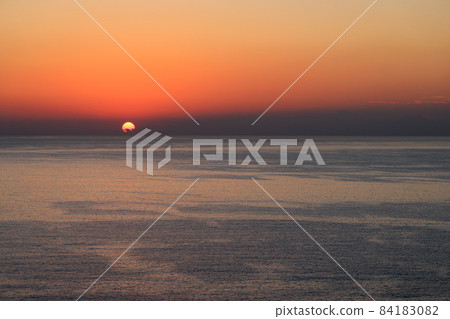 Calm Suruga Bay sunrise, November 20, 2021, Atami 84183082