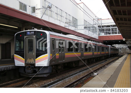 上越線E129系列(水上⇔長岡)在越後湯澤站停靠 上越線E129系列(水上⇔長岡)在越後湯澤站停靠 84183203