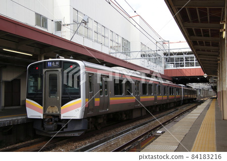 Joetsu Line E129 series (Minakami ⇔ Nagaoka) stopped at Echigo Yuzawa Station 84183216