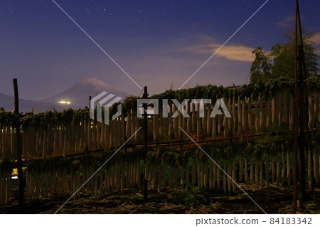 三島的傳統:午夜蘿蔔乾和白雪皚皚的富士山 三島的傳統:午夜蘿蔔乾和白雪皚皚的富士山 84183342