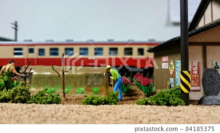 柴油車西洋鏡,一名男子在外地工作 柴油車西洋鏡,一名男子在外地工作 84185375