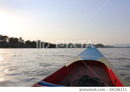 Crossing the border river by boat 《Thailand / Laos》 84186111