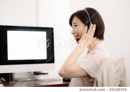 Middle female headset remote business 84186585