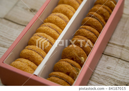 Baked confectionery (macaroons) in a box Baked confectionery (macaroons) in a box 84187015