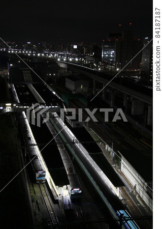 Yamanote Line / Keihin Tohoku Line stopped at Tabata Station near the last train Yamanote Line / Keihin Tohoku Line stopped at Tabata Station near the last train 84187187