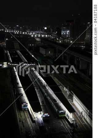 Yamanote Line / Keihin Tohoku Line stopped at Tabata Station near the last train Yamanote Line / Keihin Tohoku Line stopped at Tabata Station near the last train 84187188