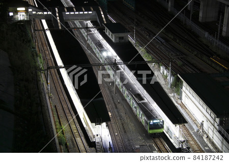 Yamanote Line (Tow 12: Overhead Line Condition Monitoring Device) stopped at Tabata Station near the last train 84187242