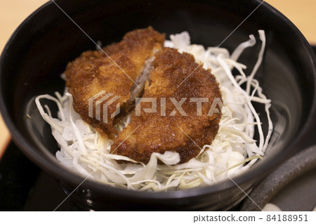 美味的迷你醬汁和炸豬排 84188951