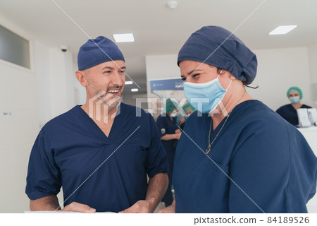 orthopedic doctor working together with his multiethnic team orthopedic doctor working together with his multiethnic team 84189526