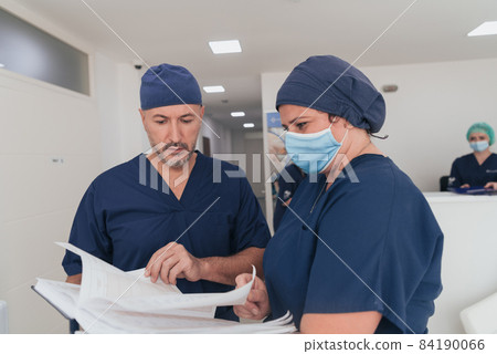 orthopedic doctor working together with his multiethnic team  84190066