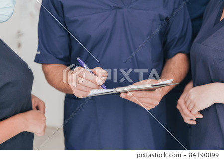 orthopedic doctor working together with his multiethnic team orthopedic doctor working together with his multiethnic team 84190099
